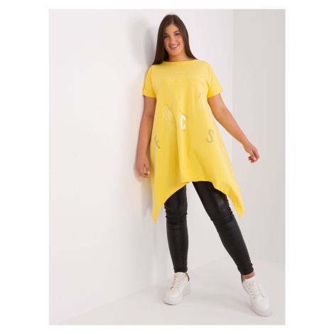 Žlutá halenka s asymetrickým potiskem plus size velikosti Fashionhunters