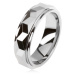 Wolframový prsten stříbrné barvy, geometricky broušený vyvýšený pás