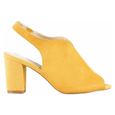 žluté sandálky na sloupku