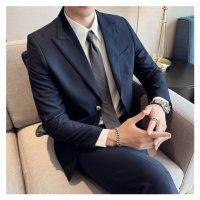 Kvalitní oblek sako se širokým límcem a kalhoty