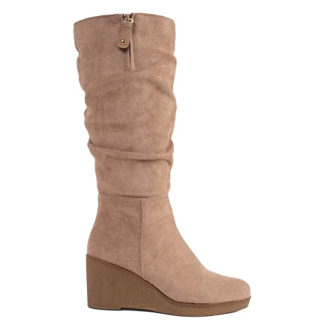 Exkluzívní béžové dámské kozačky na klínku