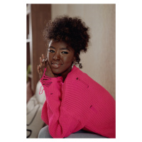 Krátký oversized svetr s dírami v neonově růžové barvě