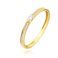 Prsten ze žlutého 14K zlata - čirý zirkon uprostřed, řada drobných zirkonů