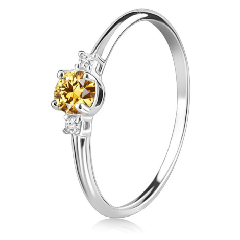 Prsten z bílého 14K zlata - kulatý citrín se dvěma kubickými zirkony po stranách Šperky eshop