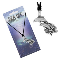 Šňůrkový náhrdelník s přívěskem ve tvaru dvou delfínů vyskakujících z moře