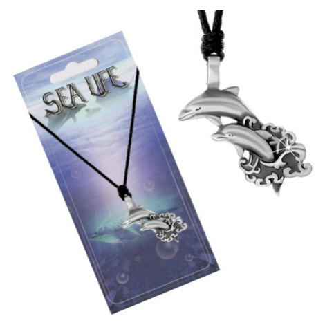 Šňůrkový náhrdelník s přívěskem ve tvaru dvou delfínů vyskakujících z moře Šperky eshop
