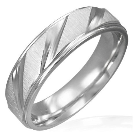 Snubní prsten z chirurgické oceli matný se šikmými lesklými pruhy Šperky eshop