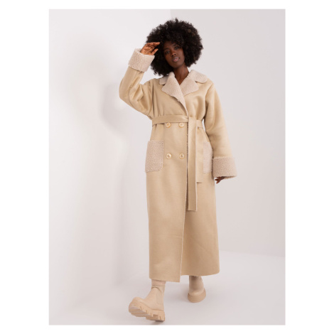 Béžový zimní kabát z ovčí kůže s páskem Fashionhunters