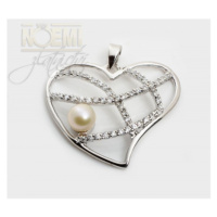 Stříbrný přívěšek ve tvaru srdce se zirkony a perlou SVLIP105269