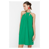 Zelené šaty s halter výstřihem od značky Trendyol