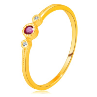 Diamantový prsten ze 14K žlutého zlata - rubín v objímce, čiré brilianty, drobné kuličky
