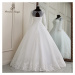 Nadýchané šaty pro nevěstu se síťovanými rukávy
