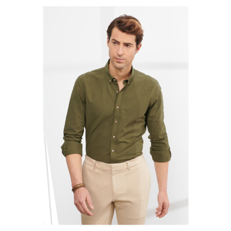 Pánská khaki košile ALTINYILDIZ CLASSICS, slim fit střih, zapínací límec, 100% bavlna AC&Co / Altınyıldız Classics