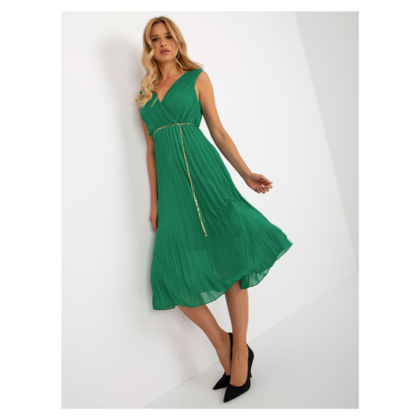 Tmavě zelené řasené midi šaty s páskem Fashionhunters