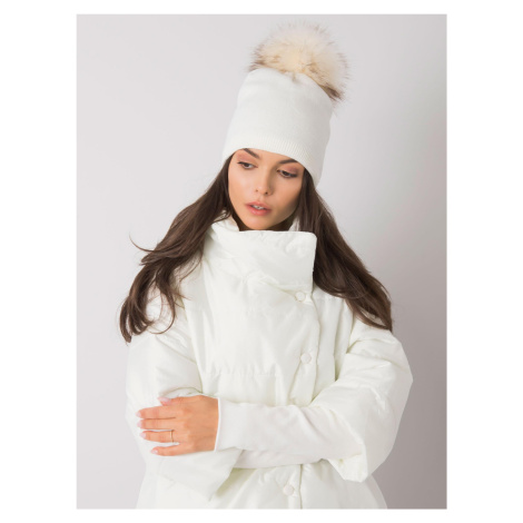 Bílá zimní čepice s bambulí Fashionhunters