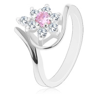 Lesklý prsten ve stříbrném odstínu, zahnutá ramena, růžovo-čirý kvítek