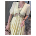 Vintage šaty s véčkovým výstřihem a krajkovými detaily