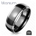 Širší prsten z titanu - hladká obroučka s vystupujícím černým středem a okraji ve stříbrné barvě