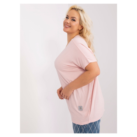 Světle růžová jednobarevná halenka plus size s nášivkou Fashionhunters