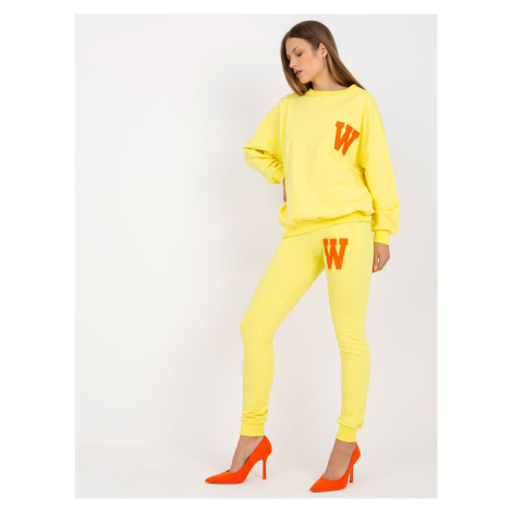Žlutá dvoudílná mikina s kalhotami Fashionhunters