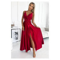 Červené lesklé šaty s rozparkem