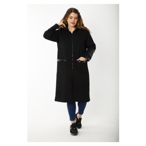 Dámský černý kabát velké velikosti Şans s kapucí, předním zipem a bez podšívky, ozdobený umělou 