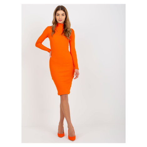 Neonově oranžové přiléhavé šaty s rolákem -orange Oranžová Rue Paris