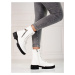 Designové  kotníčkové boty bílé dámské na plochém podpatku