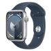 Apple Watch Series 9 45mm Stříbrný hliník s bouřkově modrým sportovním řemínkem - M/L