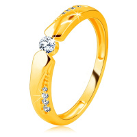 Prsten ze 14K zlata - kulatý zirkon, ramena se zářezem zdobená zirkony