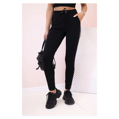 Dámské teplákové kalhoty s lampasem a šňůrkou v pase černé