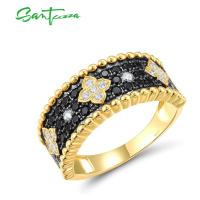 Elegantní prsten zdobený černými kameny