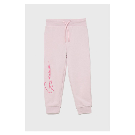 Dětské bavlněné kalhoty Guess růžová barva, s potiskem