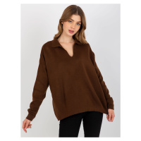 Tmavě hnědý hladký oversize svetr s límečkem