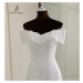 Pouzdrové šaty s krajkou pro nevěstu