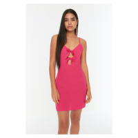 Trendyol Fuchsia Strap Cut Out Detailní tkané šaty