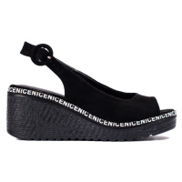 Komfortní dámské sandály černé na klínku