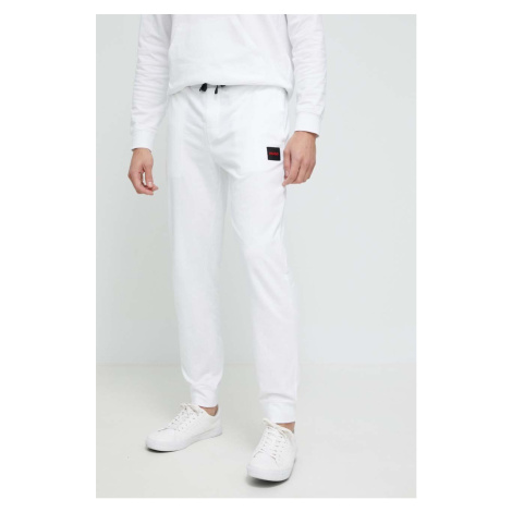 Bavlněné kalhoty HUGO bílá barva, s potiskem Hugo Boss