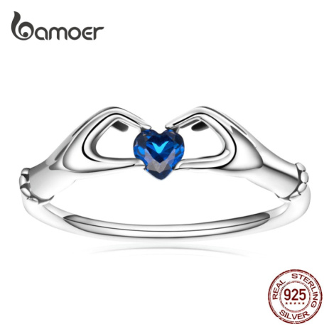 Stříbrný prsten ruce držící modré srdce LOAMOER