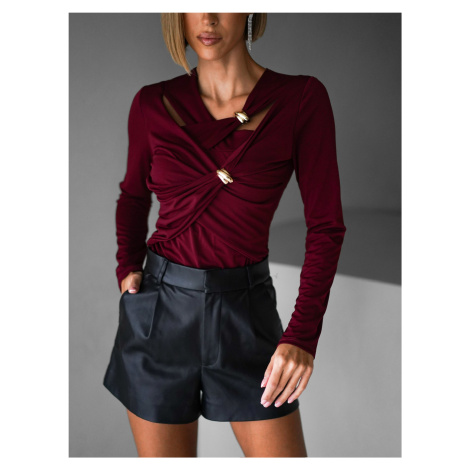 Vínové elegantní triko ODETA s průstřihy