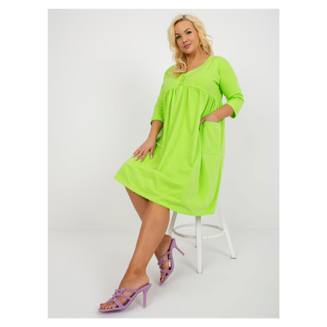 Limetkově zelené šaty plus size basic s knoflíky u výstřihu Fashionhunters
