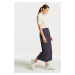 KALHOTY GANT WIDE CROPPED BELTED PANTS modrá