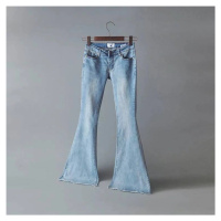 Trendové džíny se zvonovými nohavicemi