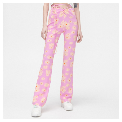 Cropp - Růžové kalhoty flare s květinovým potiskem - Růžová