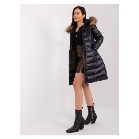 Černá prošívaná zimní bunda s kožíškem Fashionhunters