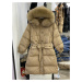 Zimní bunda s kožíškem na kapucí a páskem