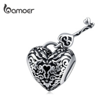 Stříbrný přívěsek vzorované srdce s klíčem SCC1447 LOAMOER