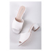 Bílé kožené pantofle na hrubém podpatku 27204-42