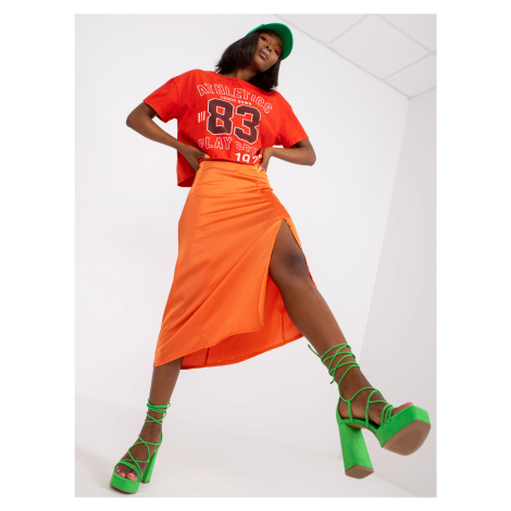 Oranžová sukně z umělého saténu s rozparkem RUE PARIS Fashionhunters