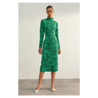 Trendyol Limitovaná edice zelených vypasovaných stříbřitých pletených šatů